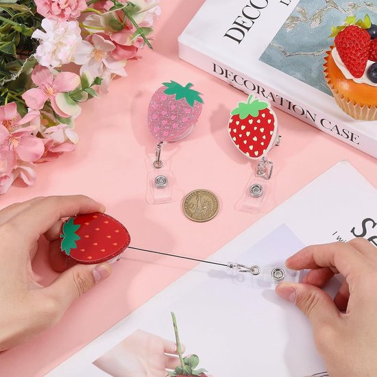 Leuke Intrekbare ID Naam Badge Reel met Aardbei Design voor Verpleegkundige, Leraar en Student - 3 Stuks — afbeelding 2