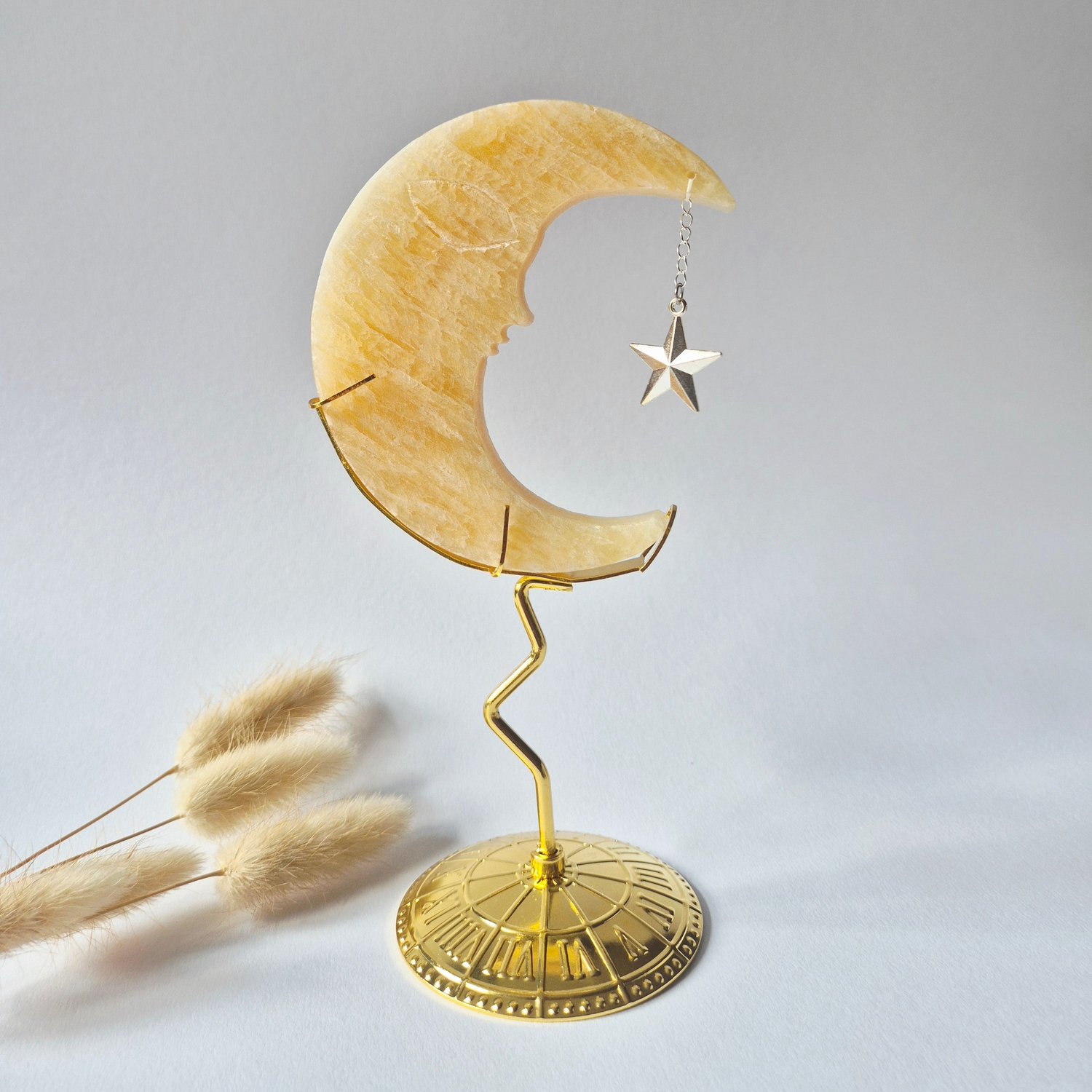 Moonlight Gemstones Gele Calciet Maan op Goudkleurige Standaard – 10cm - Edelsteen Gezicht Gravure Spiritueel Interieur Meerkleurig