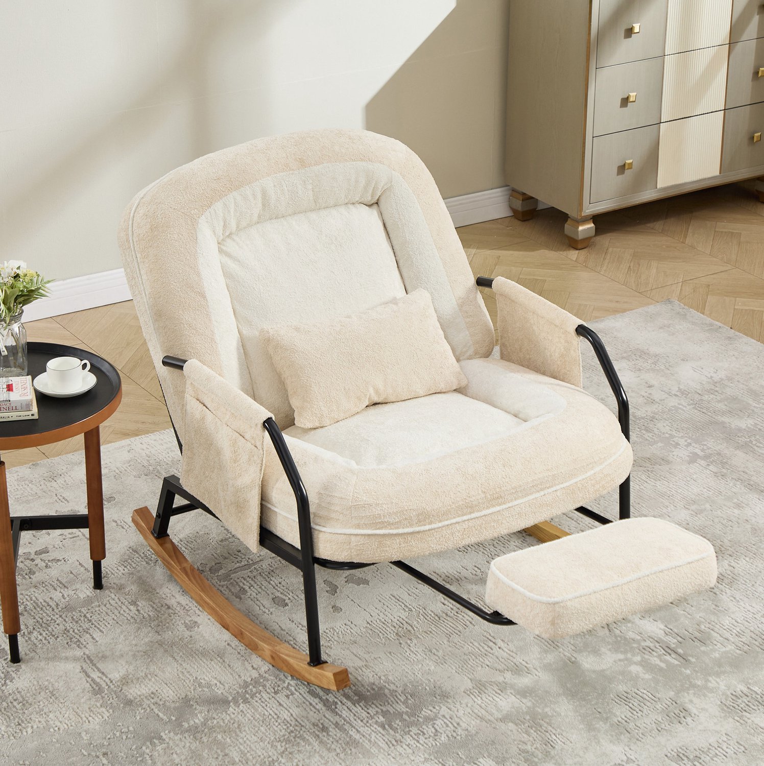 Wishdor Schommelstoel met verstelbare rugleuning - Uitschuifbare voetensteun en zijvakken - Zachte stoffen bekleding - Voor woonkamer slaapkamer en balkon - Metaal en hout - Beige - 80 x 87 x 95 cm