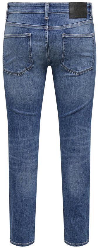 Achterkant van een blauwe jeans met twee zakken en een zwart merklabel.