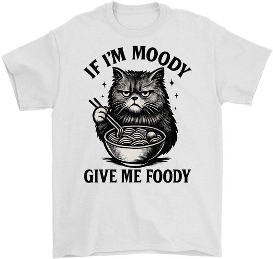 T-shirt blanc avec dessin noir et blanc d'un chat grincheux tenant des baguettes et un bol de nouilles. Texte : 'IF I'M MOODY GIVE ME FOODY'.