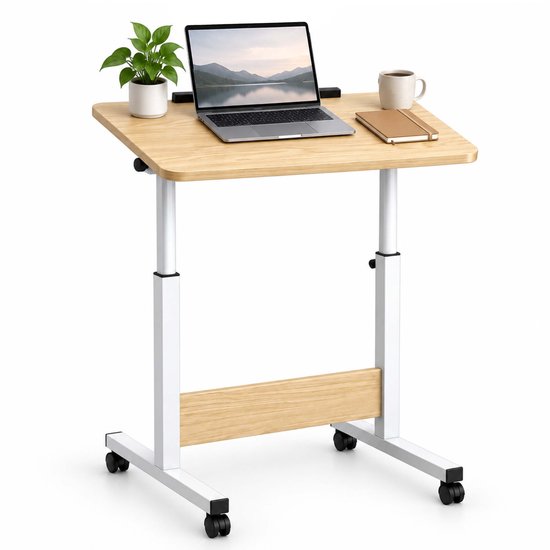Een in hoogte verstelbare laptoptafel met wielen, licht houten blad, met laptop, mok, plant en notitieboekje.