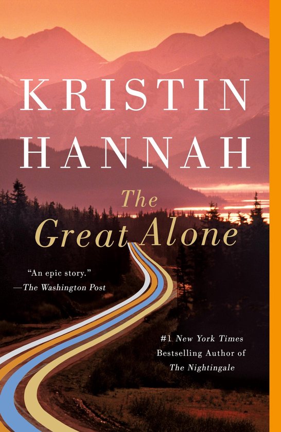 Boekcover van 'The Great Alone' van Kristin Hannah. Een weg slingert door een boslandschap naar bergen met een roze gloed.