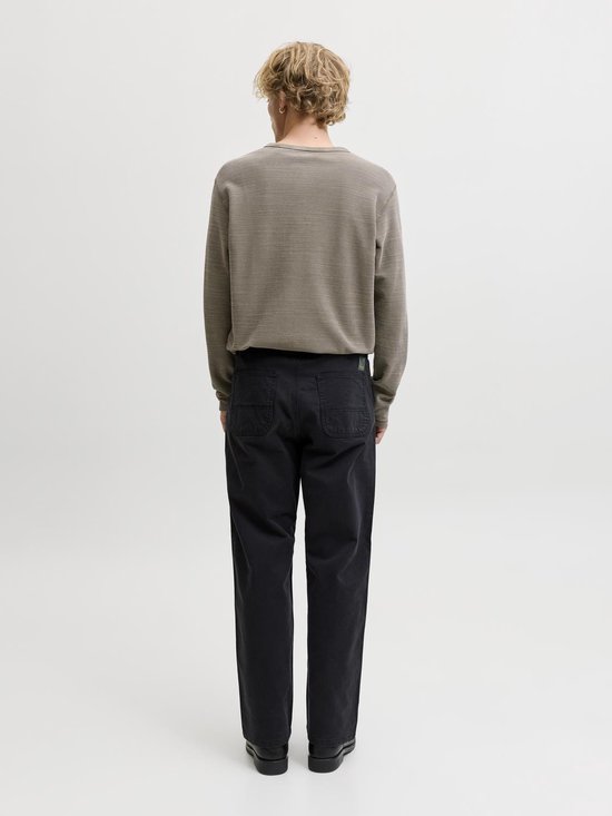Man draagt donkerbruine longsleeve henley met wafeltextuur, van achteren gezien.