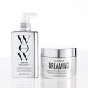 Color Wow Dream Coat spray en Dreaming pot naast elkaar op een reflecterende witte ondergrond.