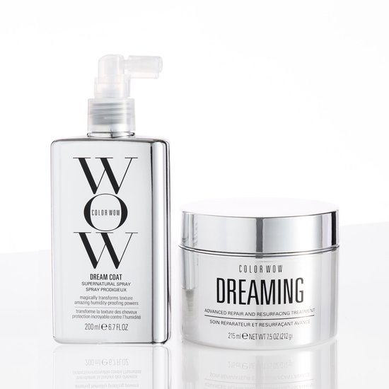 Color Wow Dream Coat spray en Dreaming pot naast elkaar op een reflecterende witte ondergrond.