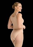 Model draagt een beige hemdje en bijpassende Rio-slip, gezien vanaf de rug.