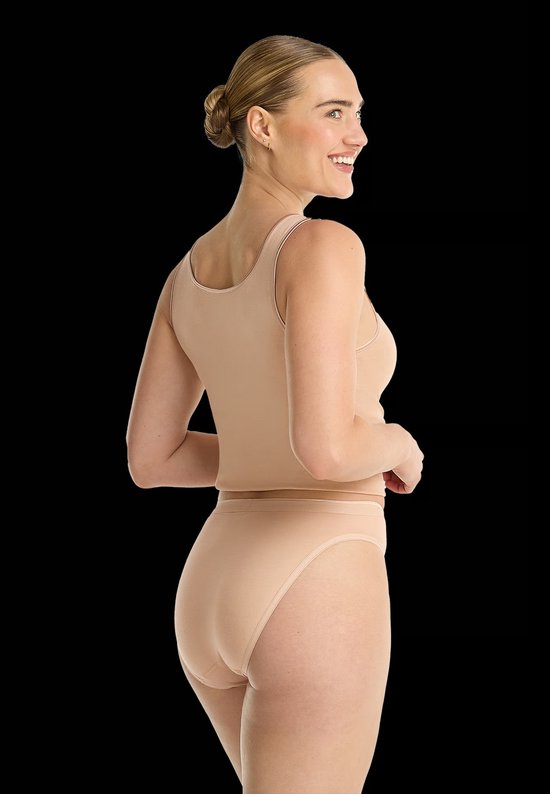 Model draagt een beige hemdje en bijpassende Rio-slip, gezien vanaf de rug.