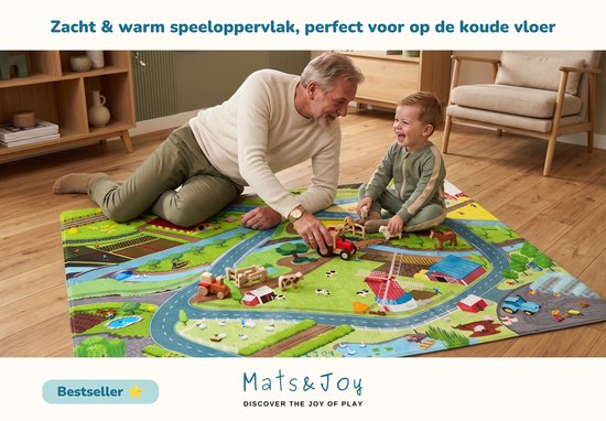 Opa en kind spelen met houten voertuigen op een zacht boerderijspeelkleed in een woonkamer.