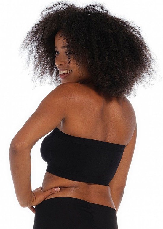 Model met afro-haar draagt een zwarte, naadloze bandeau-bh, op de rug gezien.