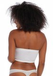 Achterkant van witte naadloze bandeau-beha op model.