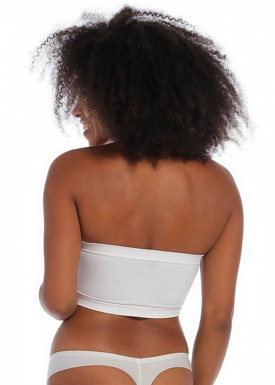 Achterkant van witte naadloze bandeau-beha op model.