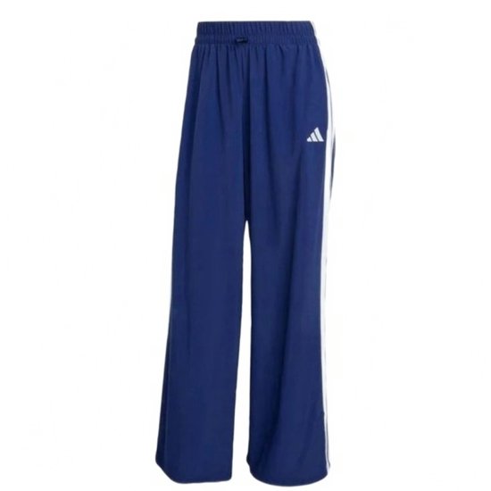Wijde, donkerblauwe adidas trainingsbroek met een elastische tailleband, trekkoord en witte strepen aan de zijkanten.