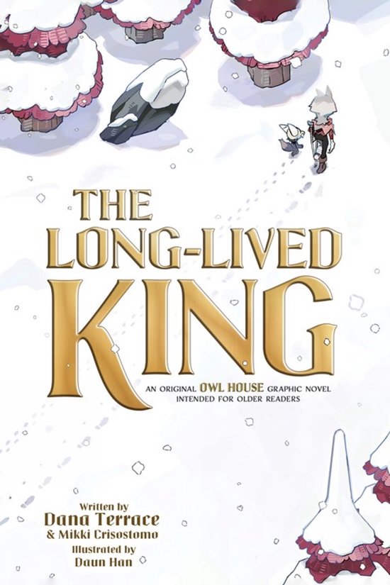 Couverture de The Long-Lived King : un personnage marche dans un paysage enneigé avec des arbres et un petit animal.