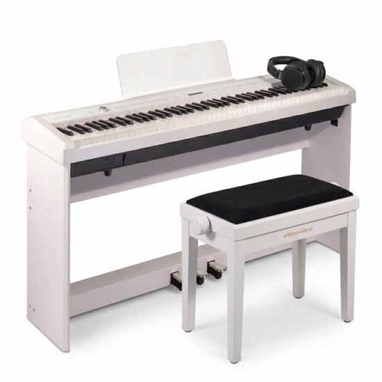 Witte digitale piano met bijpassende witte pianobank met zwart kussen en een koptelefoon.