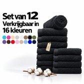 Set van 12 zwarte handdoeken in 16 kleuren beschikbaar, gepresenteerd als een stapel met katoenaccenten.