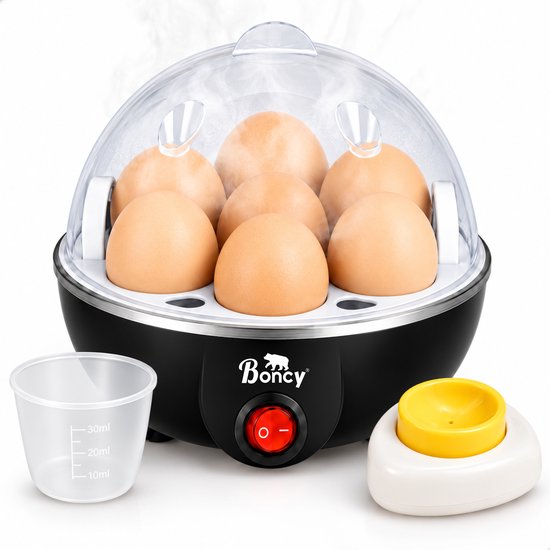 Zwarte Boncy eierkoker met zeven eieren, maatbeker en eierprikker op een witte ondergrond.