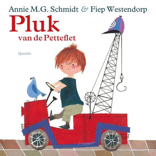 Couverture du livre 'Pluk van de Petteflet' avec une grue rouge conduite par un garçon aux cheveux roux. Un oiseau bleu est assis à côté.