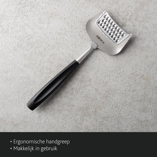 Boska kaasrasp Milano+ met zwart ergonomisch handvat, liggend op een grijze ondergrond.