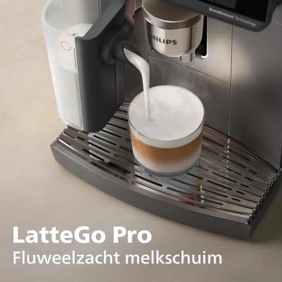 LatteGo Pro melksysteem schenkt fluweelzacht melkschuim in een glas op de Philips espressomachine.