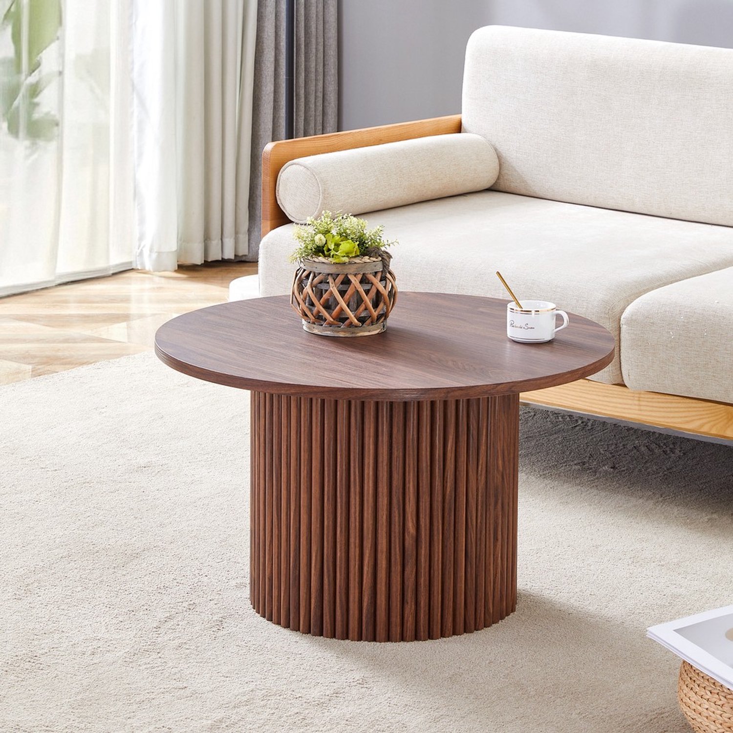 Pugsdrly Salontafel van MDF met een diameter van 70 cm: ronde bijzettafel in walnootkleur met geribbeld ontwerp in de stijl van Romeinse zuilen, geïntegreerd metalen frame, retro-luxe stijl voor de woonkamer.
