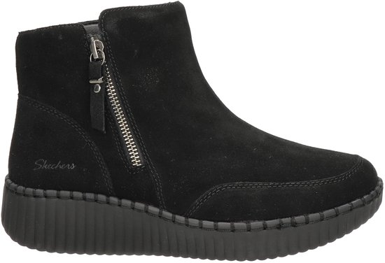 Zwarte suède Skechers enkellaars met ritssluiting aan de zijkant.