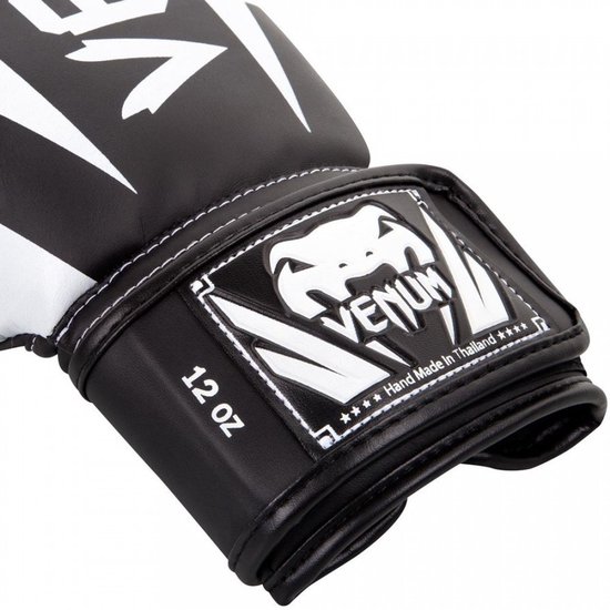 Detail van de polssluiting van de Venum bokshandschoen met Venum-logo en 12 OZ aanduiding.
