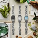 Drie Casio horloges met zilverkleurige stalen banden en vierkante wijzerplaten in zwart, zilver en lichtblauw.