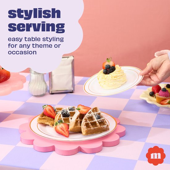 Wafels met fruit op roze decoratieborden met gouden rand. Tekst: stylish serving voor elke gelegenheid.