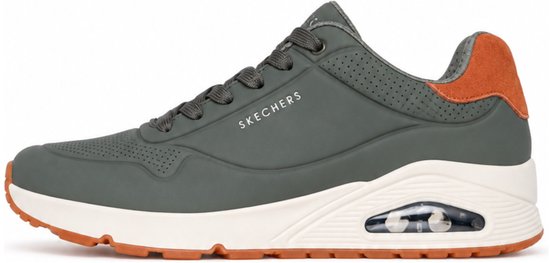 Olijfgroene Skechers sneaker met oranje hielstuk, witte tussenzool met luchtkussen en rubberen profielzool.