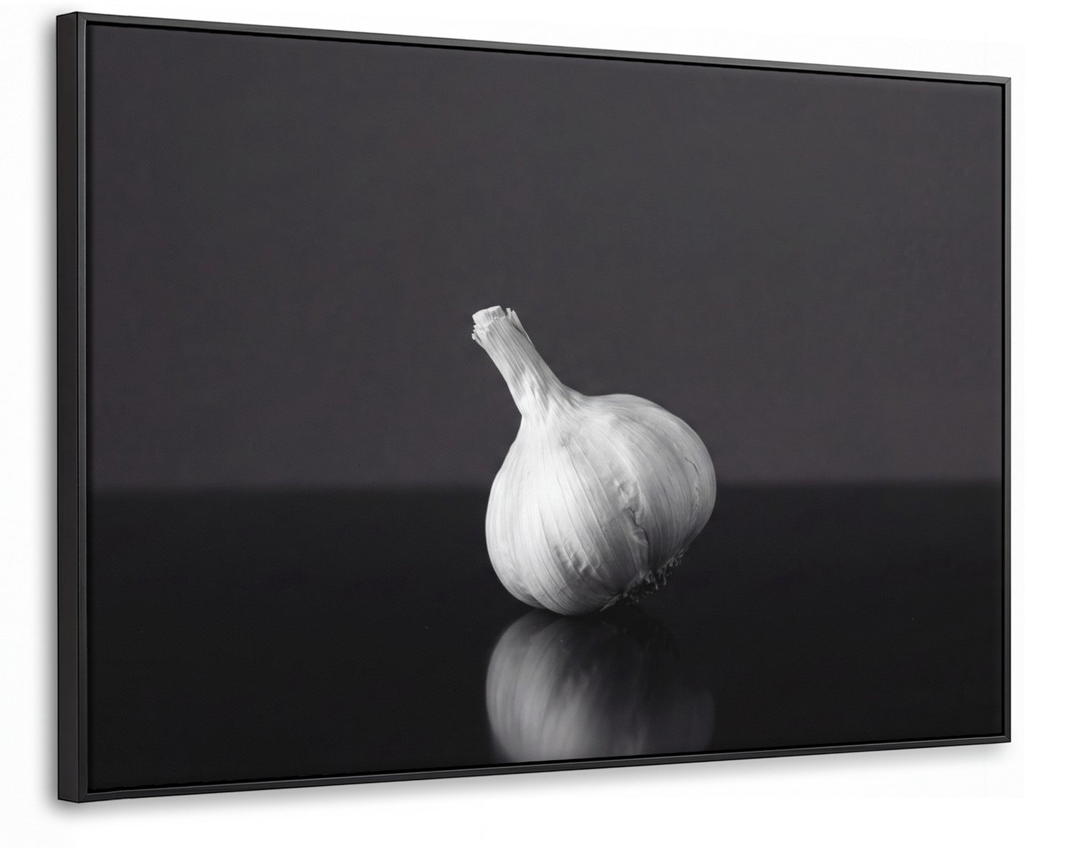 Canvas Schilderij met Baklijst XXL Canvas Schilderij met Baklijst 150x100cm - Knoflook - Zwart - Wit - Muurdecoratie woonkamer - Slaapkamer decoratie - Kamer accessoires - Schilderijen op canvas met lijst groot