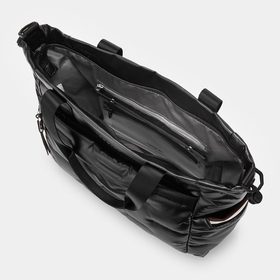 Zwarte gewatteerde Hedgren tote tas, van bovenaf geopend met ritssluiting en binnenvakken.