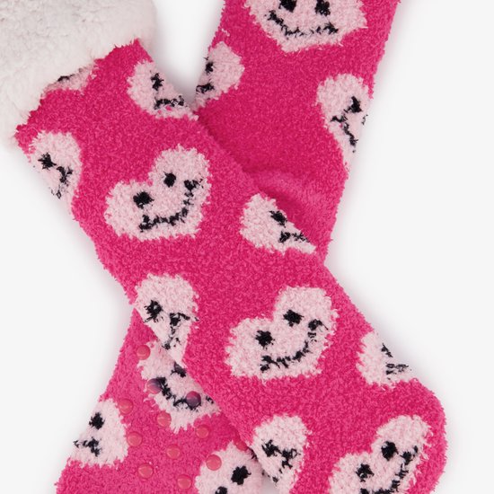 Set roze huissokken met patroon van lachende hartjes, een wit boord en antislipnopjes op de zool.