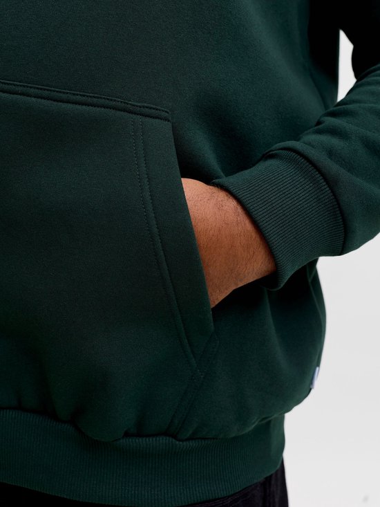 Close-up van de kangoeroezak op een donkergroen JACK & JONES vest met rits.