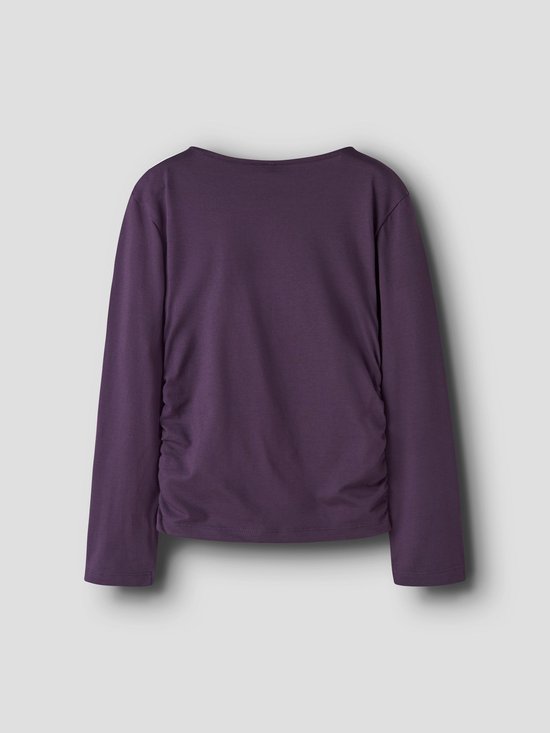 Paars meisjes T-shirt met lange mouwen, gerimpelde zijkant, van achteren gezien.