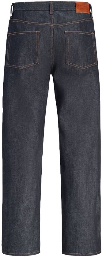 Achterkant van een donkerblauwe straight fit jeans met twee achterzakken en oranje stiksels.