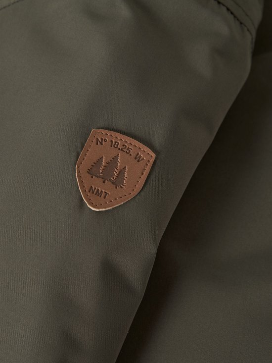 Bruine logopatch op de mouw van een olijfgroene jas met de tekst 'N° 18.25. W NMT' en een boomafbeelding.