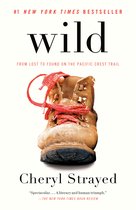 Boekomslag Wild door Cheryl Strayed met een versleten bruine wandelschoen met rode veters op een witte achtergrond.