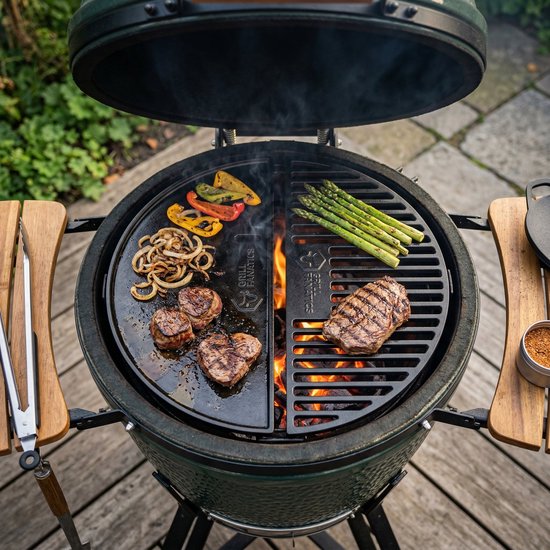 Grill Fanatics gietijzeren halve maan grillplaat en plancha met biefstuk, asperges, ui en paprika op een kamado.