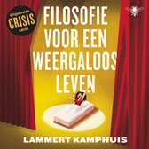 Boek met de titel Filosofie voor een weergaloos leven, uitgebreide crisis editie. Een vrouw ligt in bed op een podium tussen rode gordijnen.