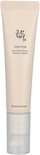 Lichtbruine tube oogserum met Koreaanse en Engelse tekst: Revive Eye Serum Ginseng + Retinal.