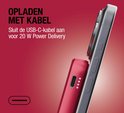 Een rode magnetische powerbank is via een USB-C kabel aangesloten op de zijkant van een iPhone.