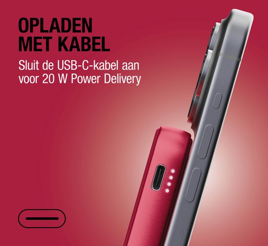 Een rode magnetische powerbank is via een USB-C kabel aangesloten op de zijkant van een iPhone.