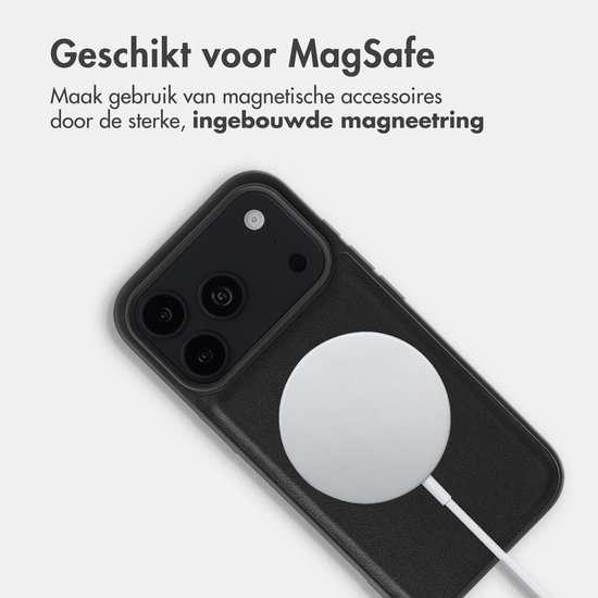 Zwarte telefoonhoes met witte MagSafe oplader. Geschikt voor MagSafe door de ingebouwde magneetring.