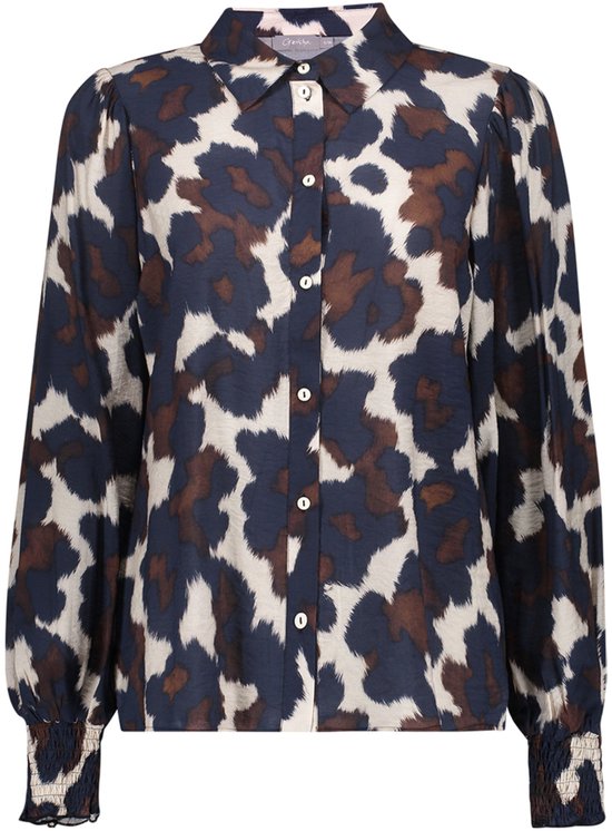 Geisha blouse met abstracte print in blauw, bruin en crème, voorzien van een kraag en gesmokte mouwboorden.