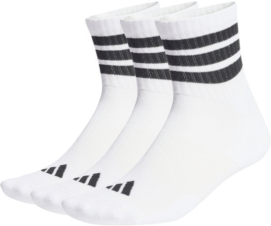 Drie paar witte sokken met zwarte strepen bij de boord en het adidas logo op de tenen.