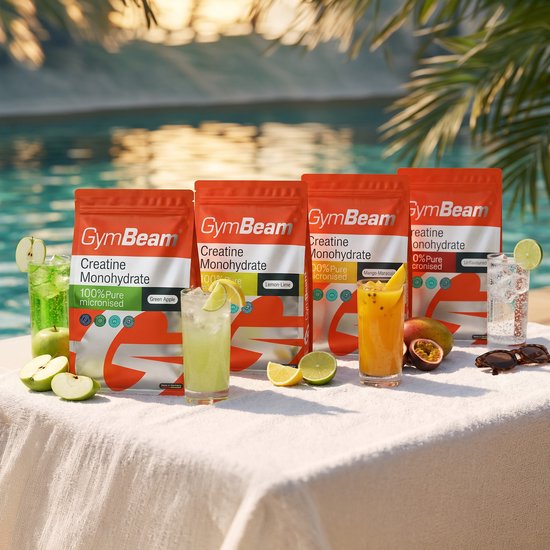 Vier zakken GymBeam Creatine Monohydraat met verschillende smaken, geserveerd met drankjes en fruit bij een zwembad.