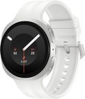 Zilveren smartwatch met witte siliconen band, toont zaterdag 28, stappen en hartslag op een zwart display.