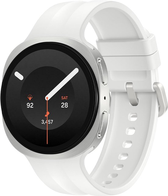 Zilveren smartwatch met witte siliconen band, toont zaterdag 28, stappen en hartslag op een zwart display.