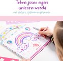Hand tekent met een glitterpen een regenboog en een wolk in een unicorn doeboek met ringband en handvat.